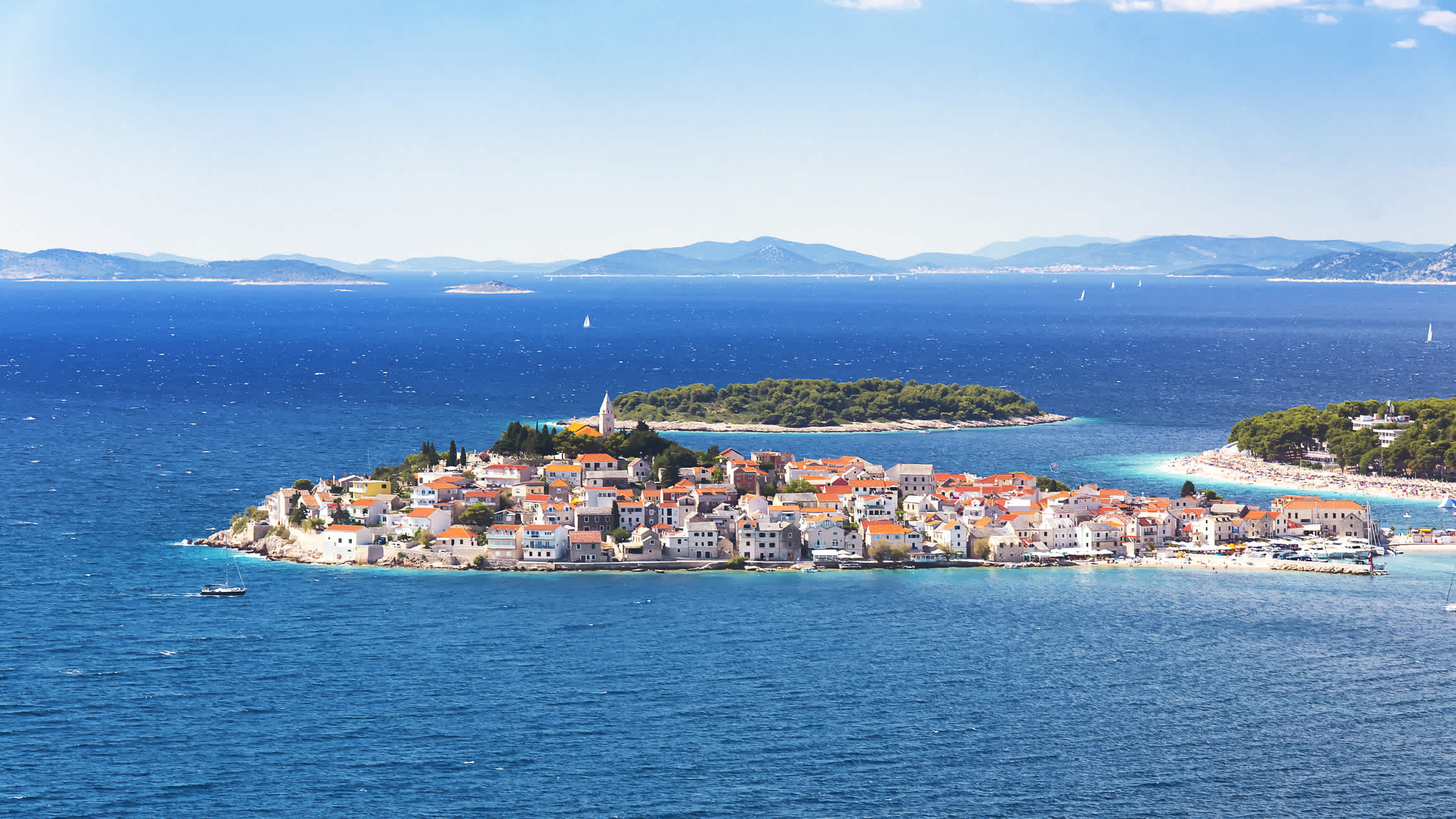 Das Dorf Primošten an der Adriaküste liegt zwischen den Städten Šibenik und Trogir in Kroatien.
