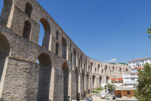 Mittelalterliches Aquädukt Kamares in der Stadt Kavala. Sonniger Sommertag in Mazedonien, Griechenland, Europa.