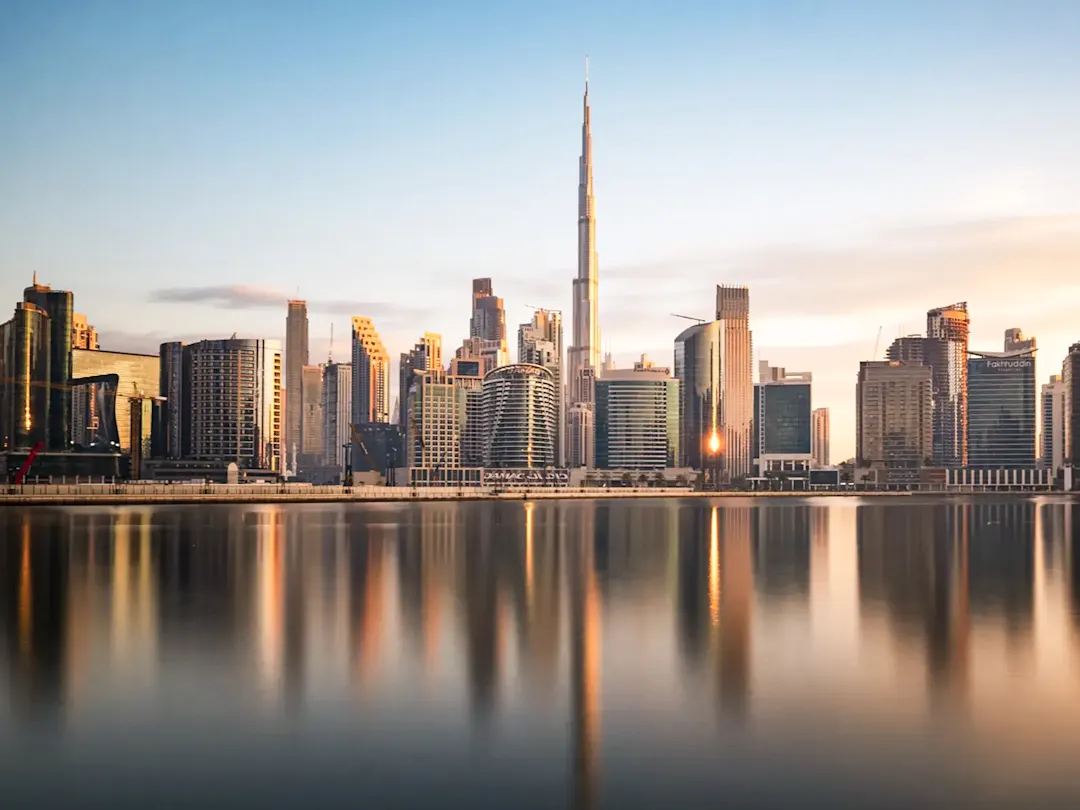 Dubai Skyline mit Burj Khalifa spiegelt sich im Wasser. Dubai, Dubai, VAE.
