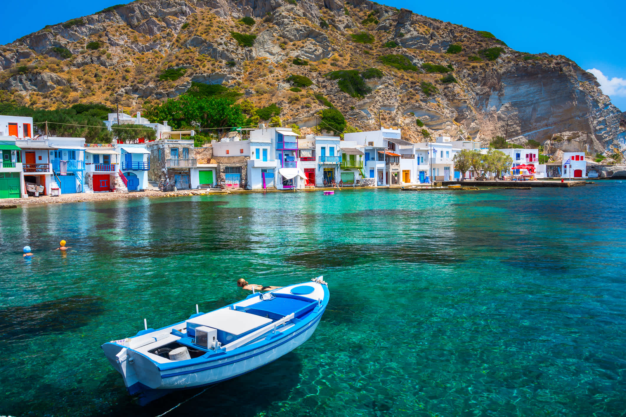 Landschaftlich reizvolle Dorfhäuser Klima (traditionelles griechisches Dorf am Meer, die Kykladen-Stil) mit aneinandergereihten - traditionelle Fischer, Insel Milos, Kykladen, Griechenland.