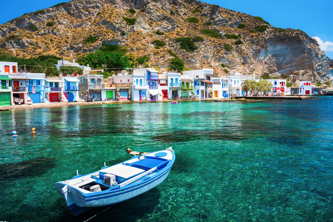 Landschaftlich reizvolle Dorfhäuser Klima (traditionelles griechisches Dorf am Meer, die Kykladen-Stil) mit aneinandergereihten - traditionelle Fischer, Insel Milos, Kykladen, Griechenland.