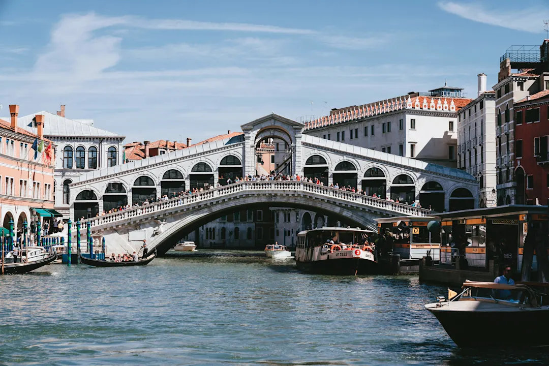 Die Rialto Brücke in Venedig in Italien