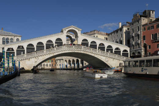 Die Rialto Brücke in Venedig in Italien