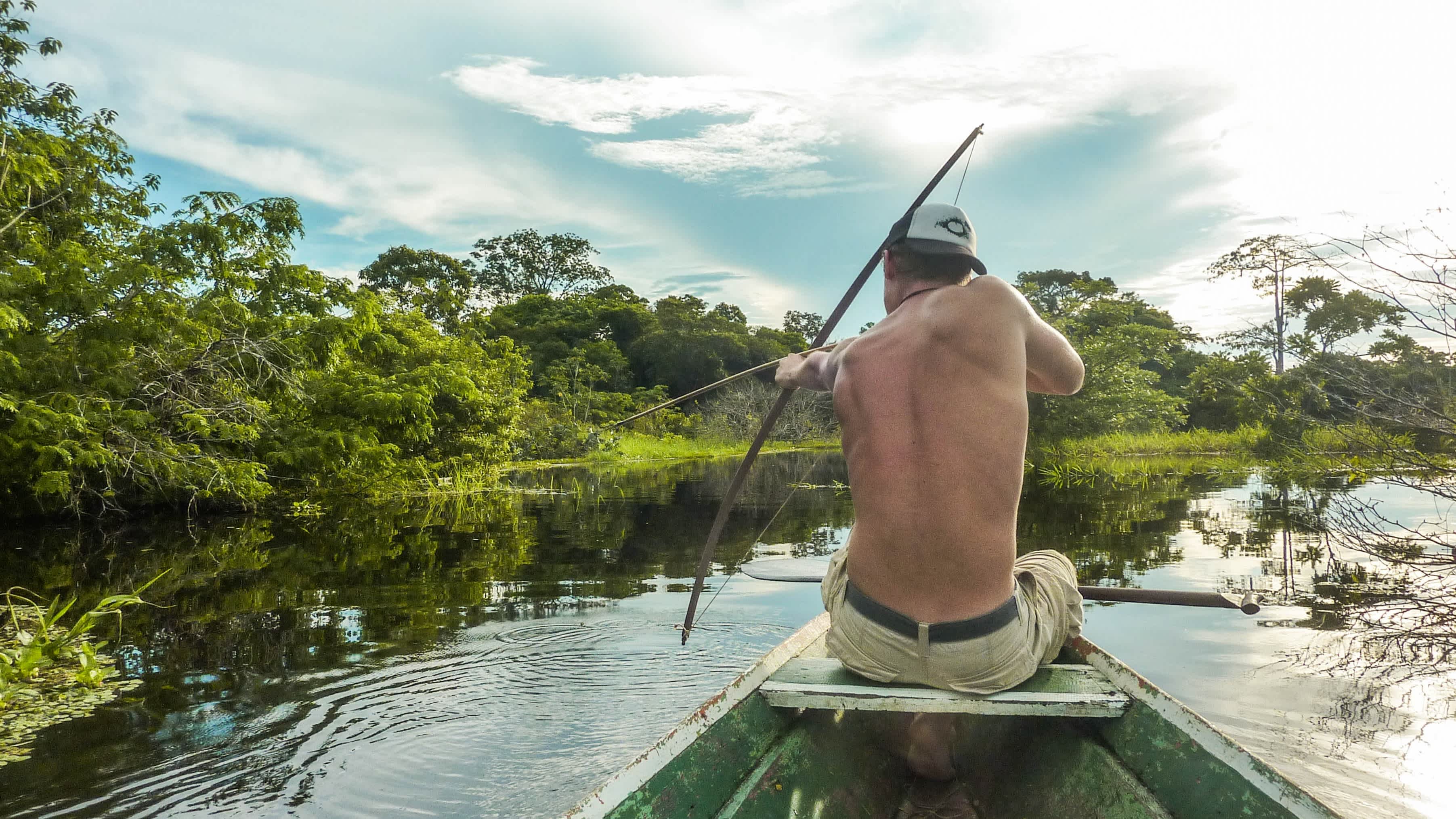 Bogenjagd inmitten des Amazonas-Regenwaldes in Brasilien.


