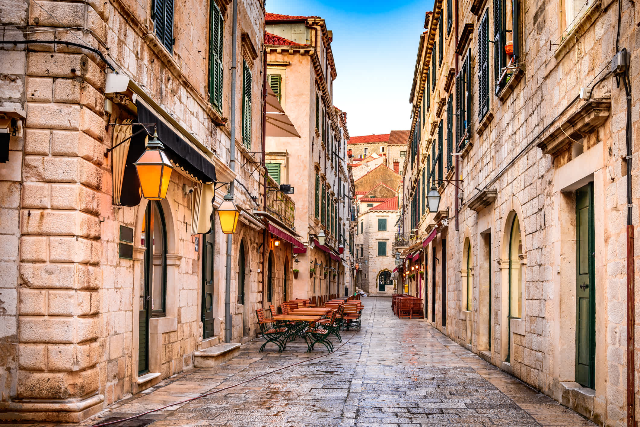 Enge Gassen und Terrassen der Restaurants in der Altstadt Dubrovniks