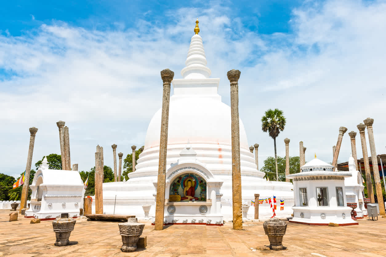 Vue du temple blanc Thuparamaya-dagob à Anuradhapura au Sri Lanka, Asie
