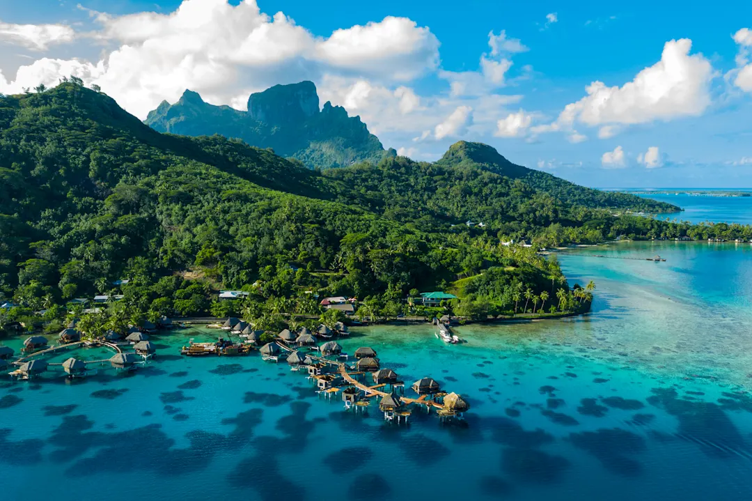 Bora Bora Luftdrohne Bild von Reise-Urlaubsparadies und Overwater Bungalows