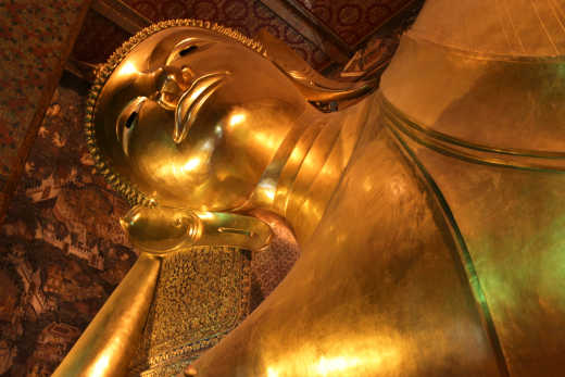 Wat Po - the 46 meters long golden Buddha statue in Bangkok