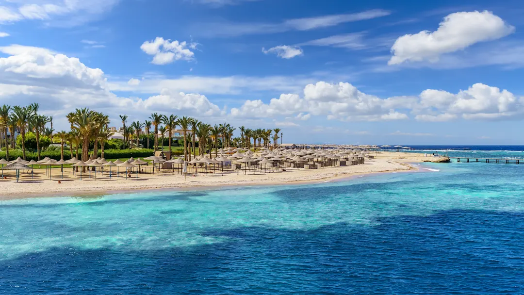 Landschaft mit Strand in Port Ghalib, Marsa Alam, Ägypten.

