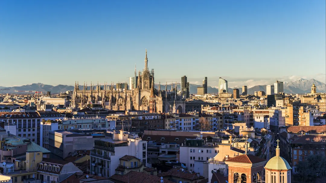 Panoramablick auf Mailand mit dem Dom und modernen Wolkenkratzern. Mailand, Lombardei, Italien.

