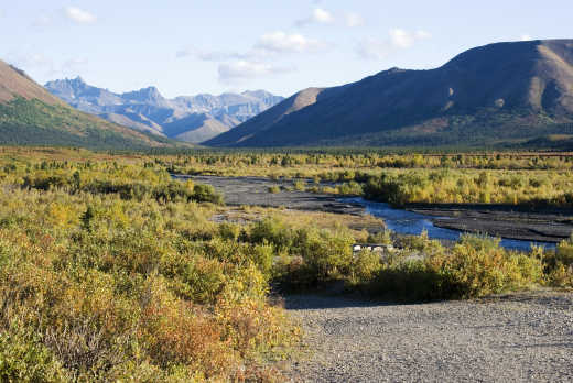 Vue sur la rivière Savage entourée de montagnes, en Alaska