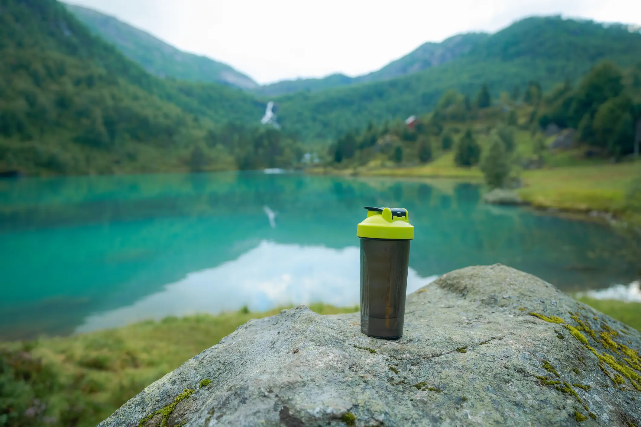 Flasche, See, Norwegen Flasche auf dem Hintergrund des Sees im norwegischen Hochland