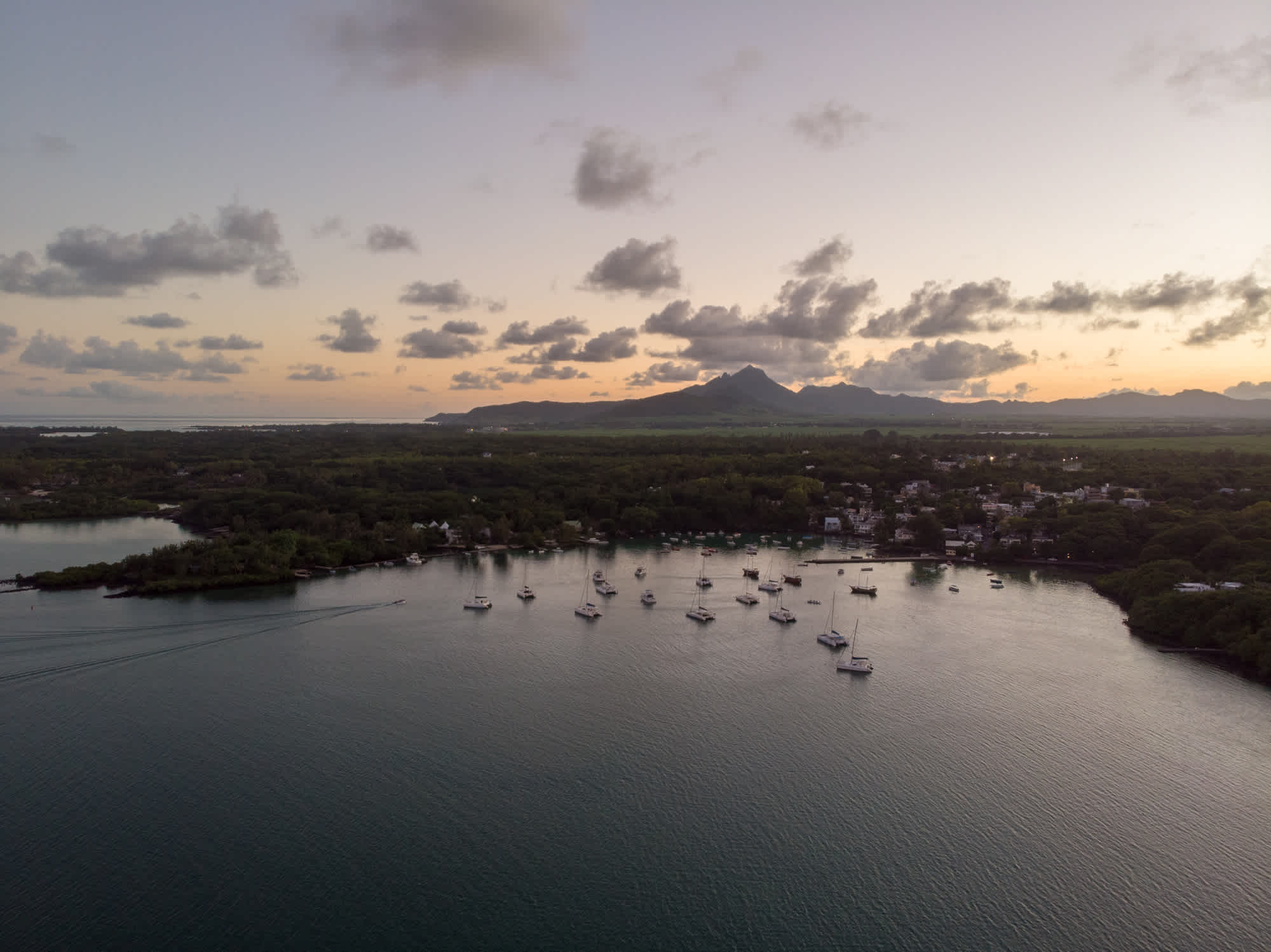 Luftdrohne Foto von Trou d'eau Douce in Mauritius beim Sonnenuntergang.