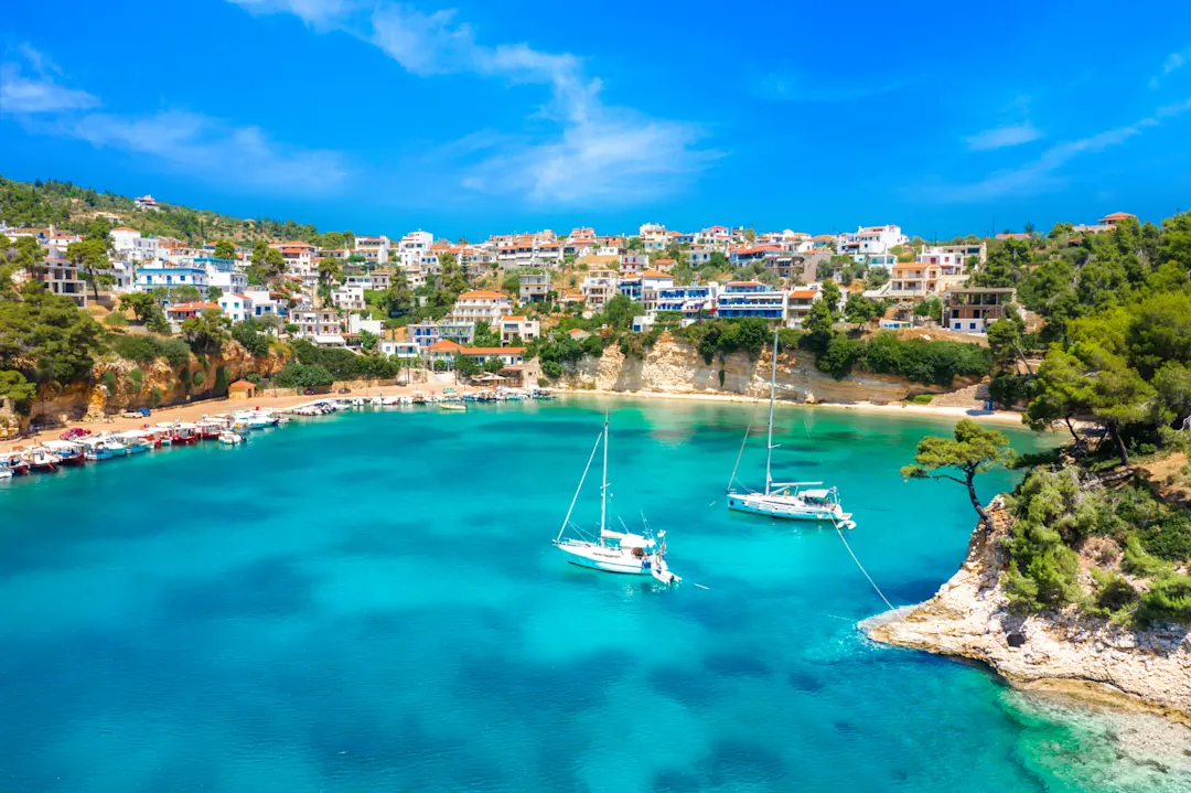 Blick auf den Strand von Rousoum Gialos auf der Insel Alonnisos, Sporaden, Griechenland.