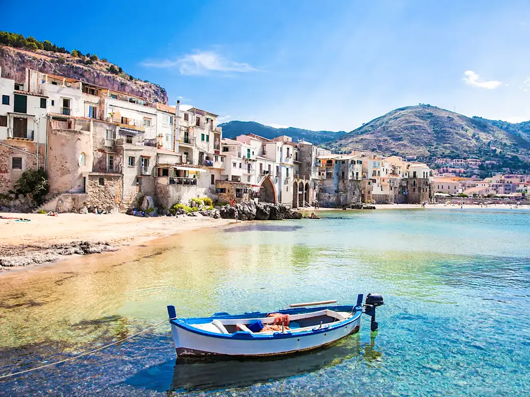 Italien, Sizilien, Cefalù, Boot Charmantes Fischerdorf mit bunten Booten und klarem Wasser. Cefalù, Sizilien, Italien.