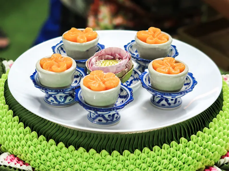 Thaïlande, Dessert Dessert thaïlandais présenté de manière artistique sur un plateau décoratif. Bangkok, Thaïlande.
