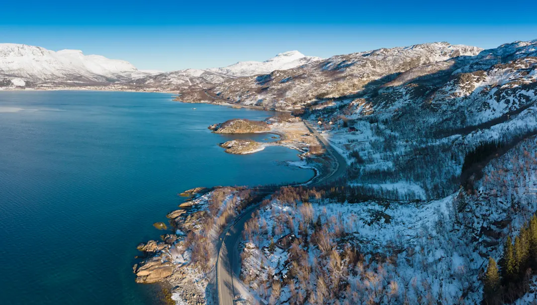 Luftaufnahme von Lappland an einem sonnigen Wintertag
