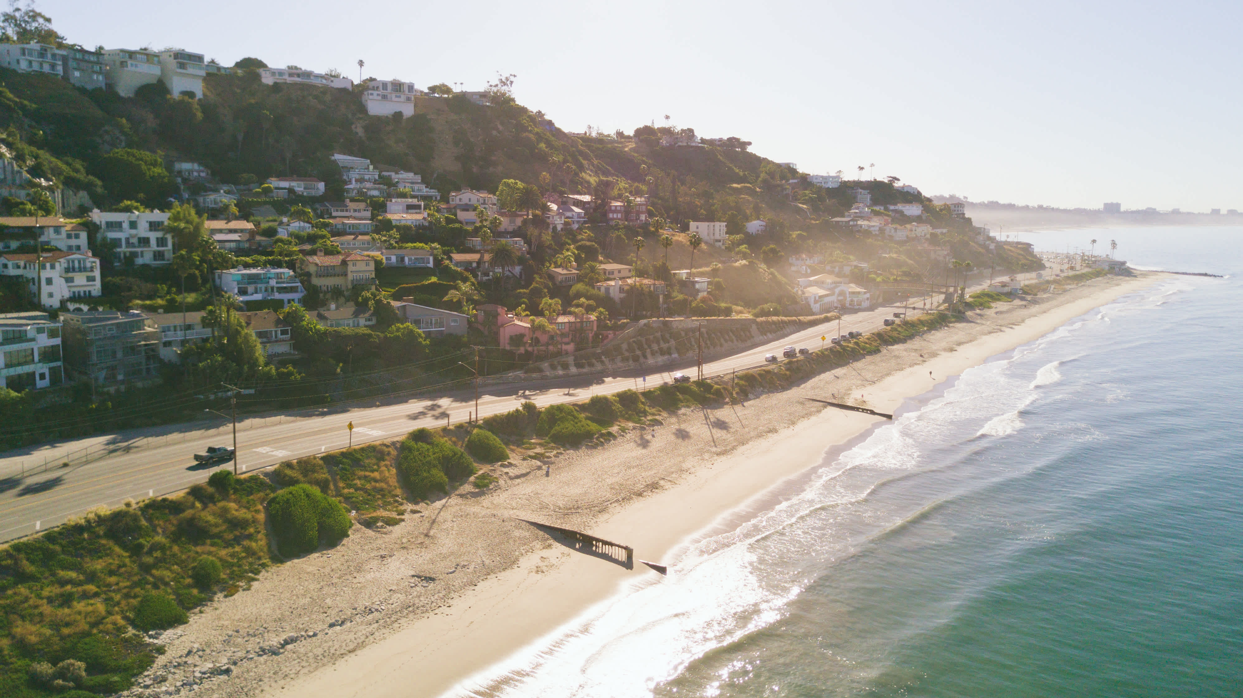 
Vue aérienne sur les maisons du front de plage à Malibu, en Californie