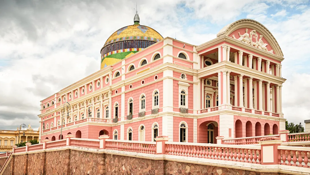 Manaus, Amazonas, Brasilien Die historische Oper von Manaus mit ihrer ikonischen Kuppel und pinkfarbenen Fassade. Manaus, Amazonas, Brasilien.