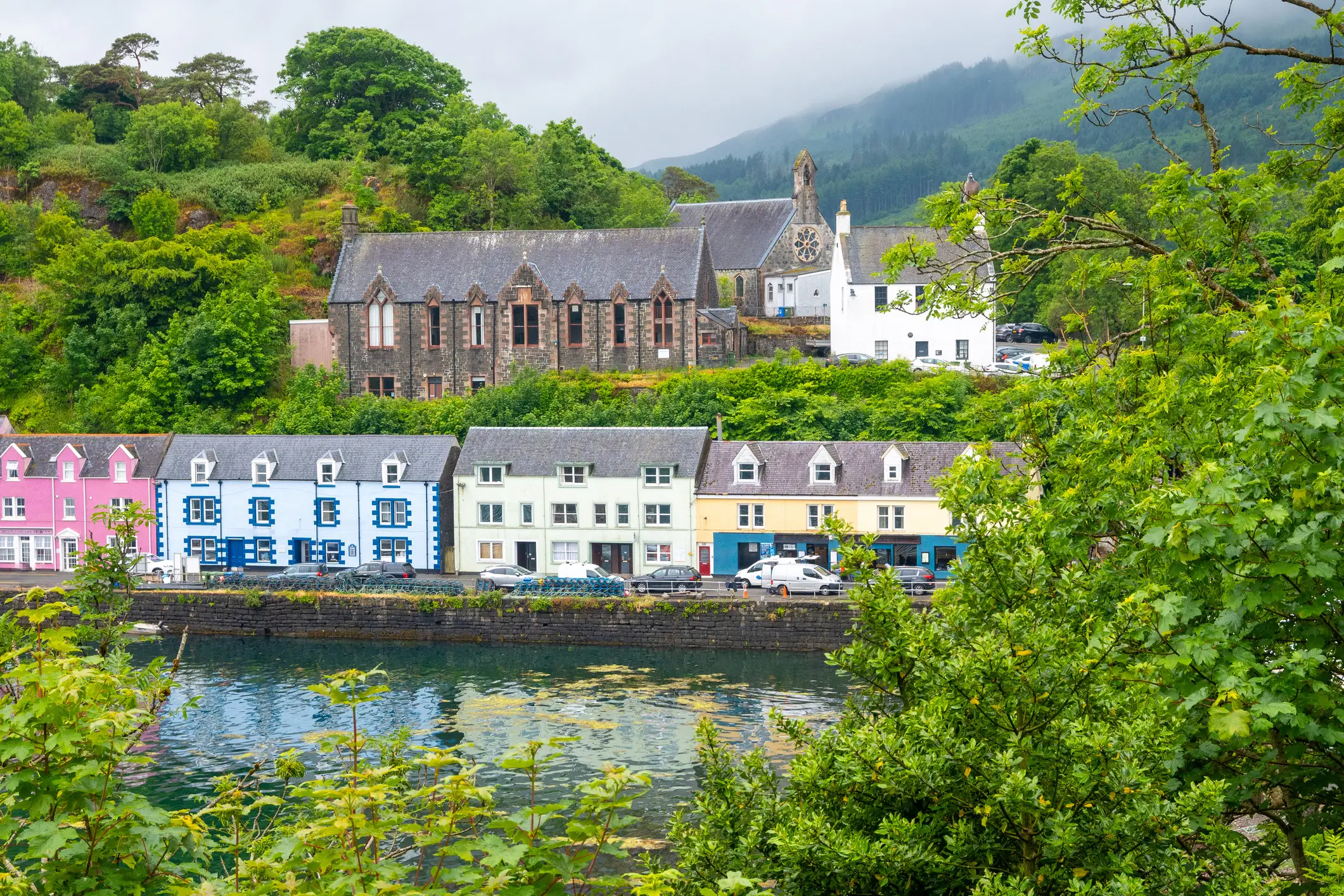 Großbritannien, Schottland, Portree Blick auf den Hafen in Portree, Isle of Skye, Schottland, Großbritannien.