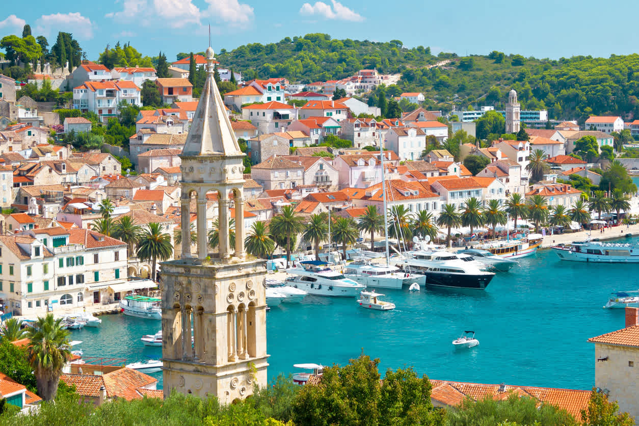 Passez des vacances au soleil pendant votre séjour à Hvar en Croatie.