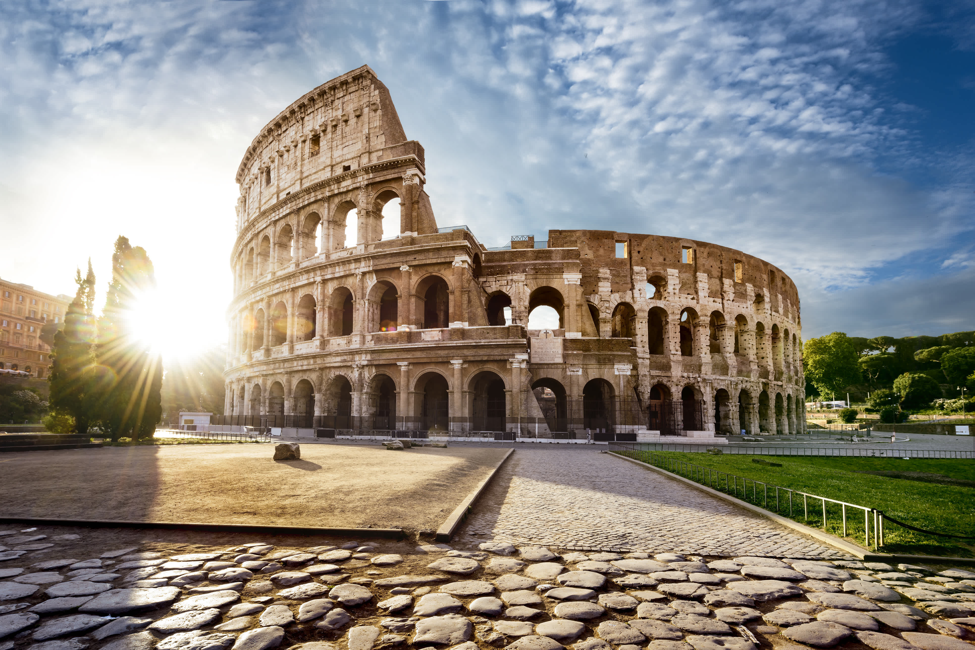 Découvrez le Colisée, ici photographié dans un ciel bleu, lors de votre voyage à Rome, Italie, Europe