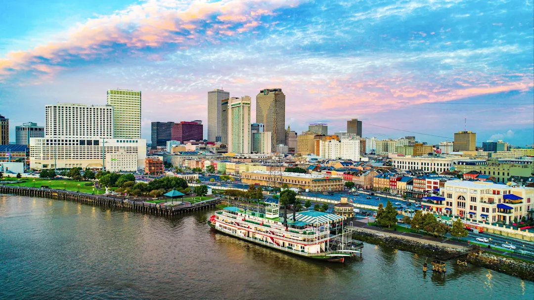 Panoramablick auf die Skyline von New Orleans mit Fluss und Dampfschiff. New Orleans, Louisiana, USA.