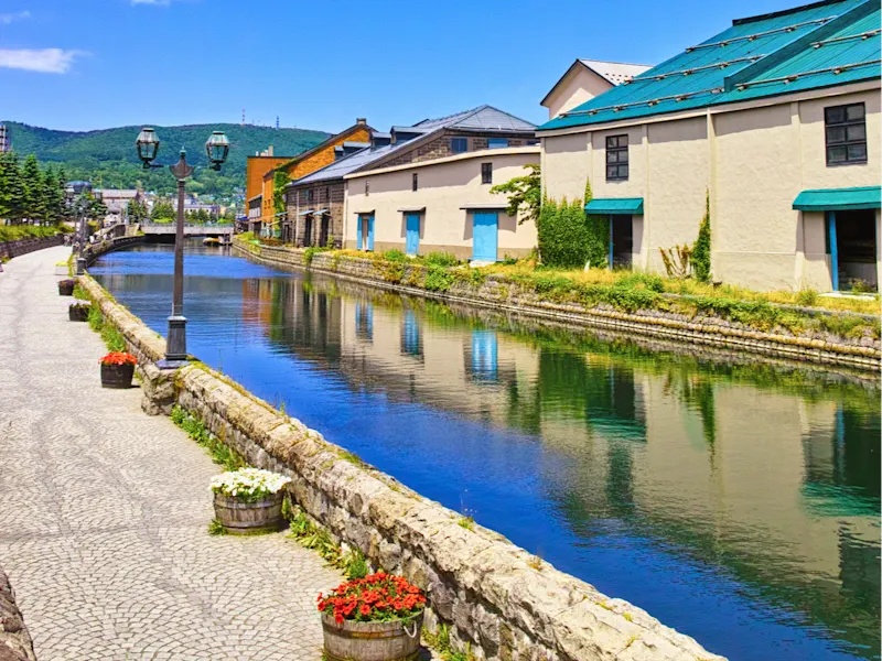 Otaru, Hokkaido, Japan Malerischer Kanal mit historischen Gebäuden und Blumen, Otaru, Hokkaido, Japan.