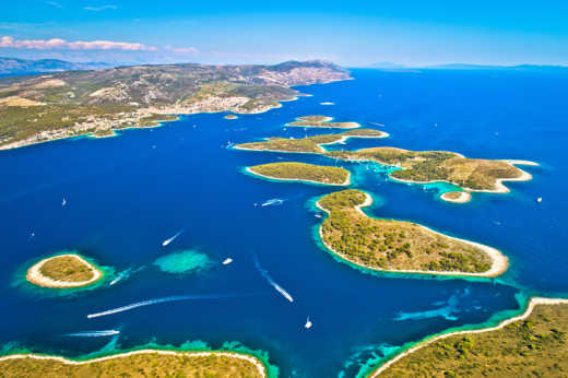 Entdecken Sie die Pakleni-Inseln und ihr türkisfarbenes Wasser während Ihres Aufenthalts in Hvar.