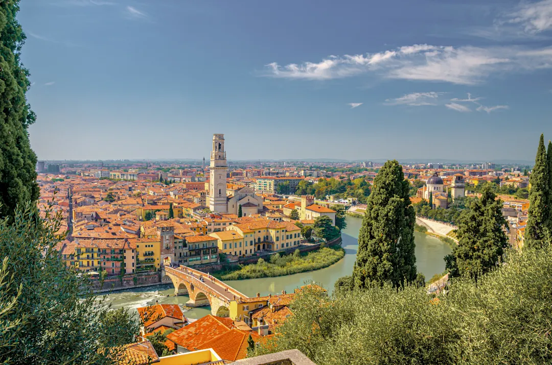 Italien, Verona, Etsch Luftaufnahme der Stadt Verona mit dem Fluss Etsch
