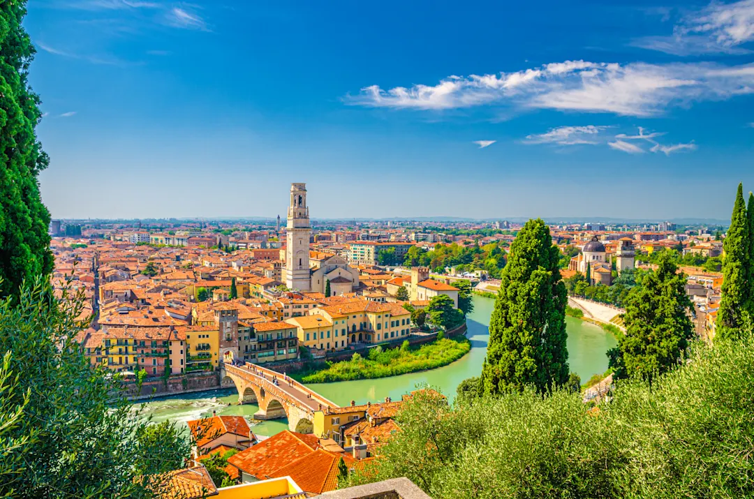 Italien, Verona, Etsch Luftaufnahme der Stadt Verona mit dem Fluss Etsch