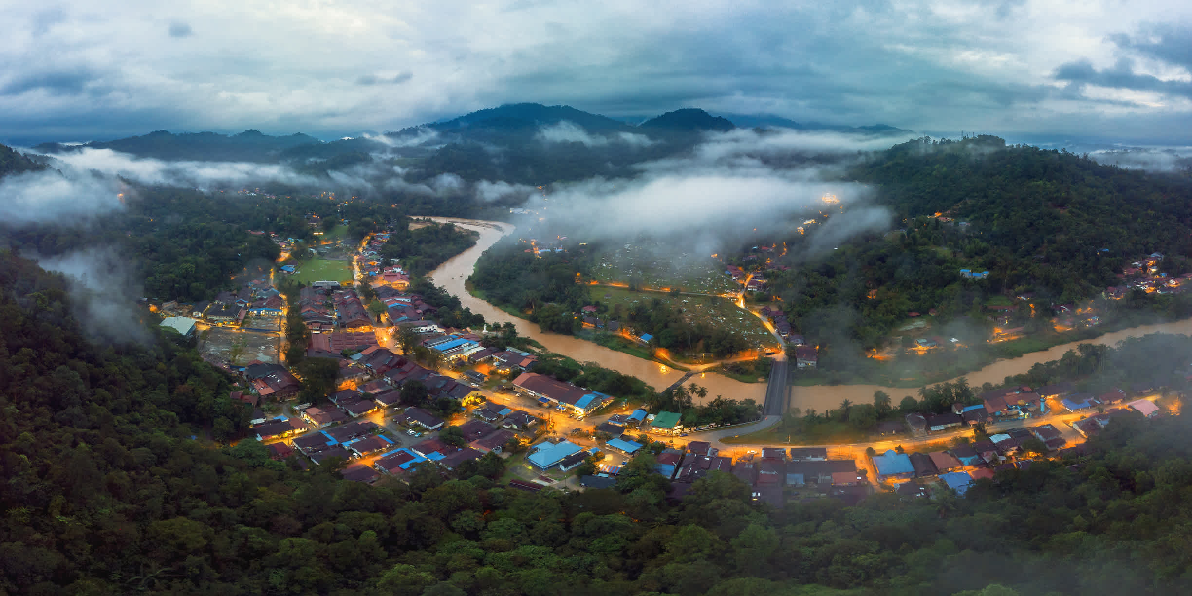 Eine wunderschöne Szene, aufgenommen mit einer Drohne in Sungai Lembing, Malaysia.