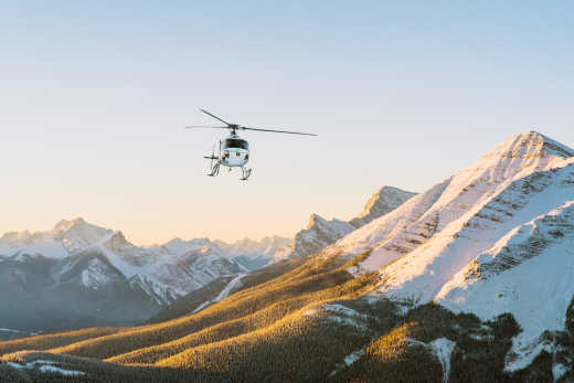 Un hélicoptère traverse un paysage de montagne