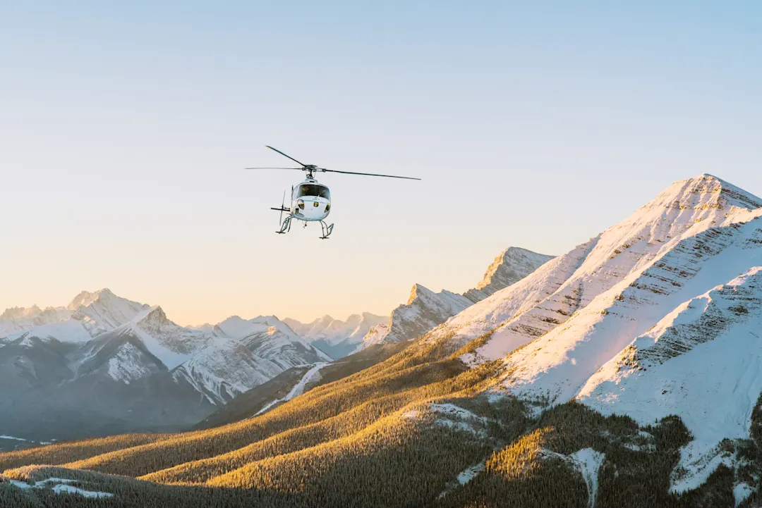 Canmore, Alberta, Kanada Helikopter fliegt durch Berglandschaft