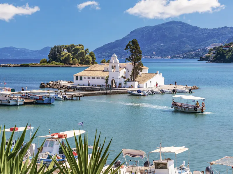 Kanoni, Korfu, Griechenland Ikonisches Kloster Vlacherna auf einer kleinen Insel im Meer, Kanoni, Korfu, Griechenland.