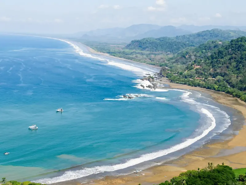 Costa Rica, Puntarenas, Uvita Panoramablick auf Küstenlinie und Boote, Uvita, Puntarenas, Costa Rica.
