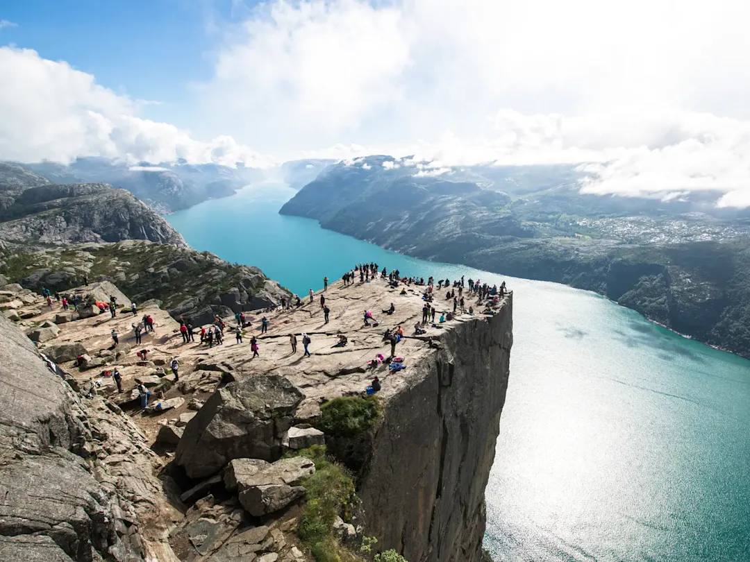 Spektakuläre Felsklippe mit Blick auf den Lysefjord. Preikestolen, Rogaland, Norwegen.