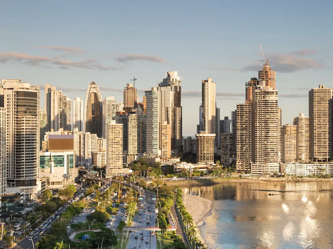 Skyline mit Hochhäusern und Strand, Panama-Stadt, Panamá, Panama.
