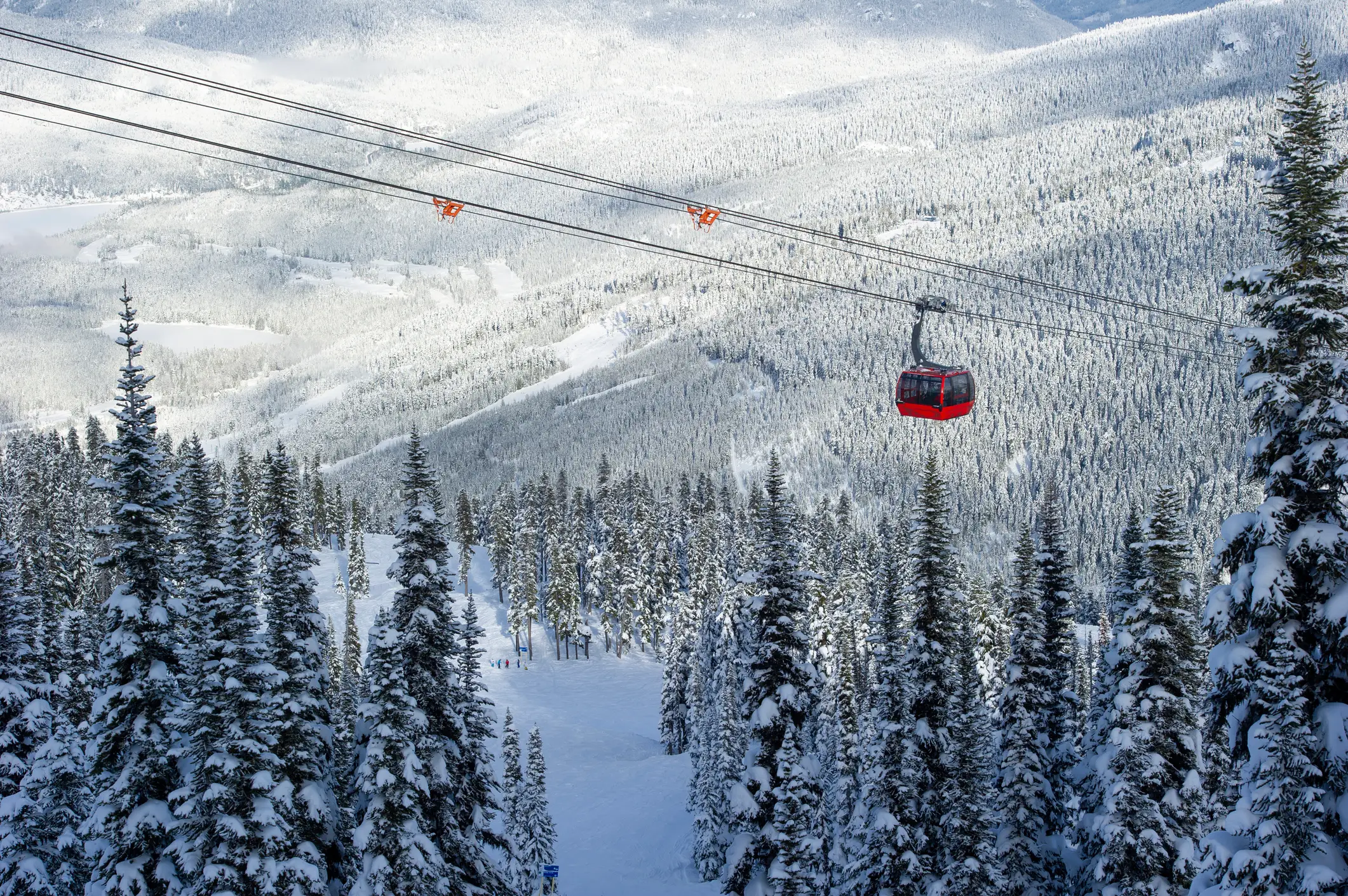 Gondola mit Winterwunderland im Hintergund bei Whistler in Kanada.