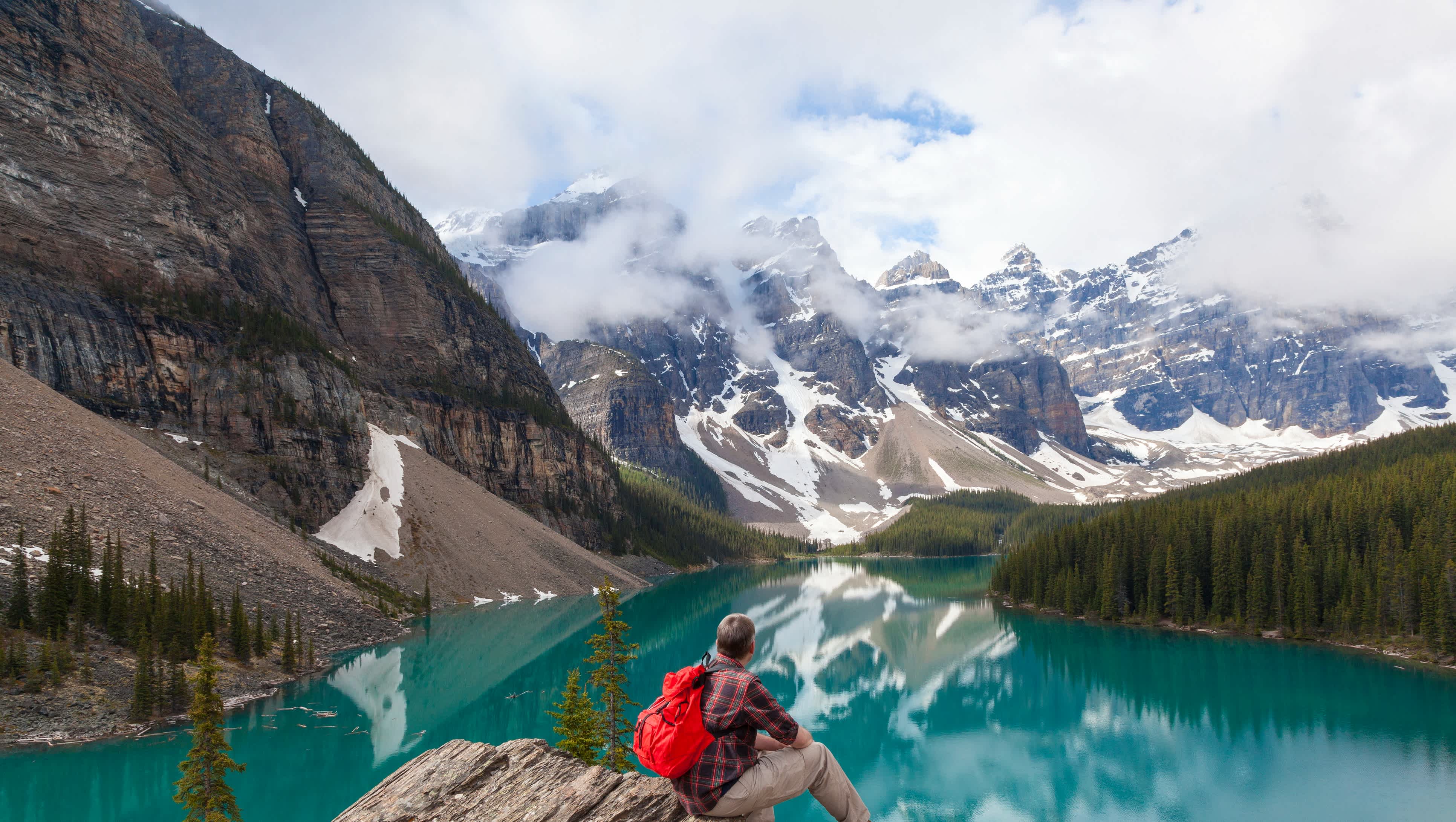 Randonnée, homme, vue sur le lac Moraine Lake & les Rocky Mountains