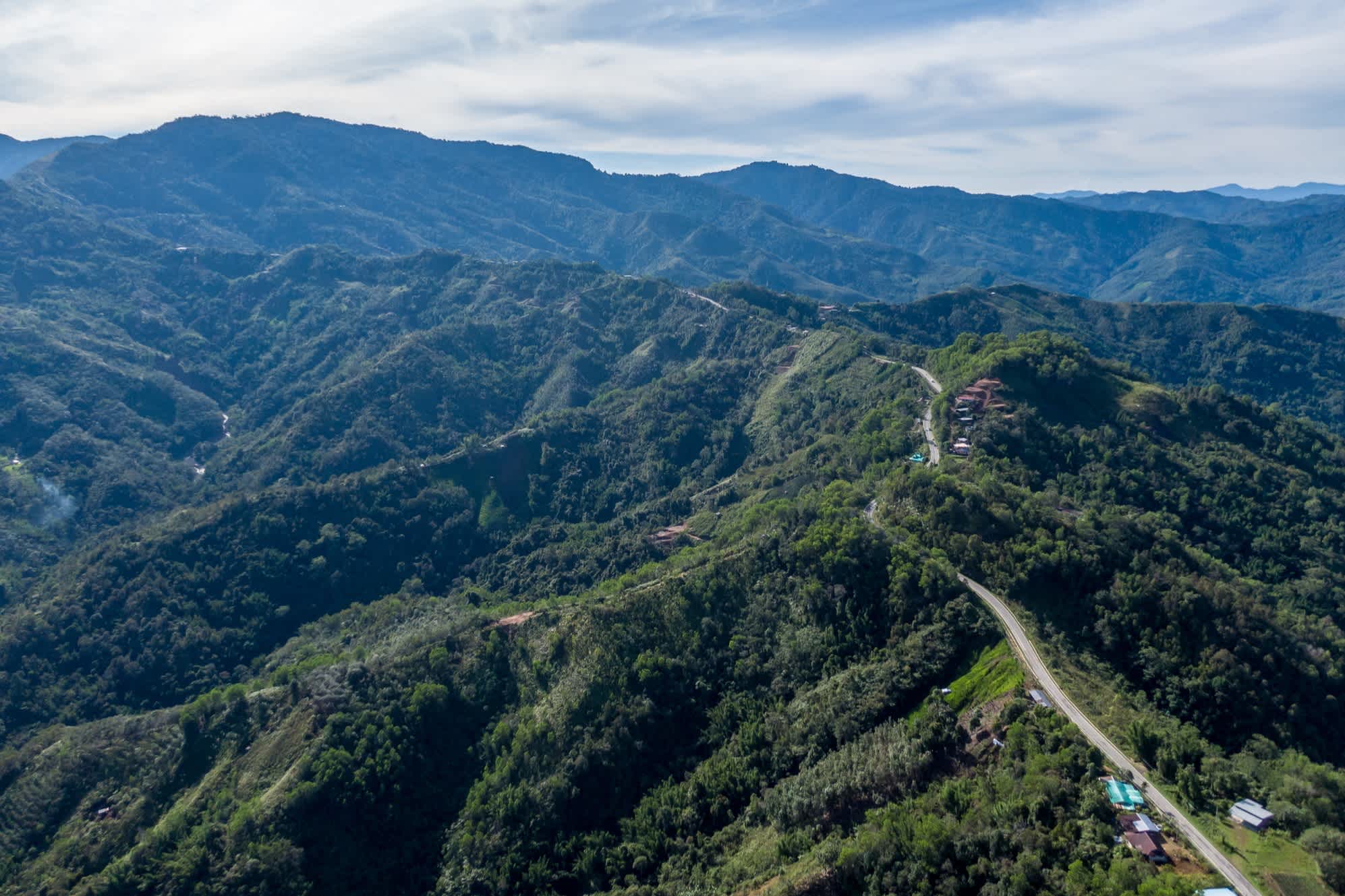 Hochwinkel-Drohnenaufnahme des bergigen Geländes rund um den Mount Kinabalu in Sabah, Borneo.