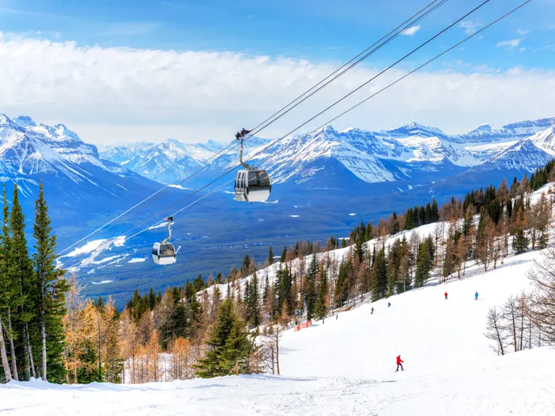 Kanada, Alberta, Lake Louise Gondelbahn über Skipiste mit Bergblick. Lake Louise, Alberta, Kanada.