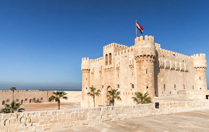 Die Zitadelle von Qaitbay mit der ägyptischen Flagge, Alexandria, Ägypten.