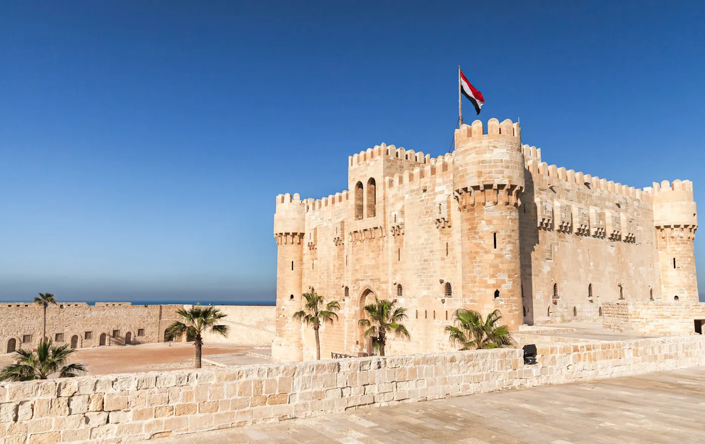 Zitadelle, Alexandria, Ägypten Die Zitadelle von Qaitbay mit der ägyptischen Flagge, Alexandria, Ägypten.