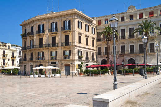 Vue de la Piazza del Ferrarese à Bari, Pouilles, Italie