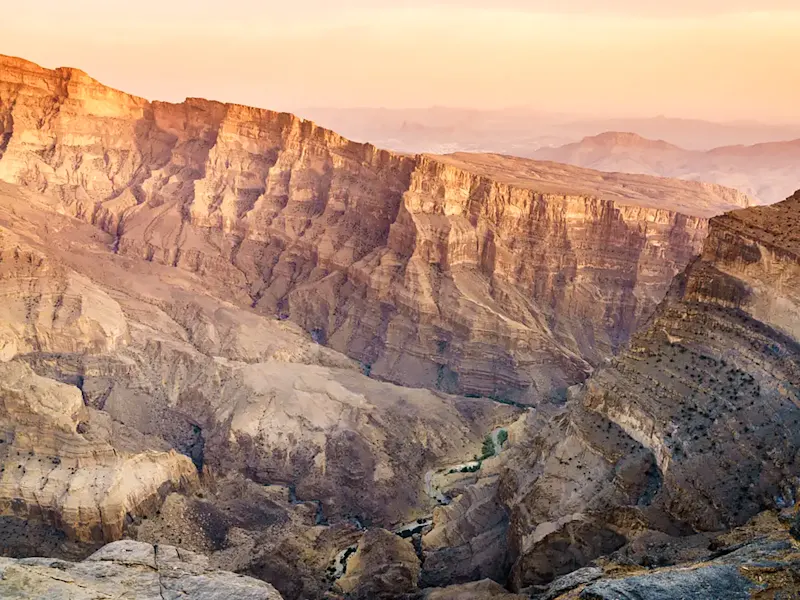 Spektakuläre Felsenlandschaft im Sonnenuntergang. Jebel Shams, Ad Dakhiliyah, Oman.
