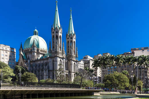 Visitez la cathédrale de São Paulo, au Brésil, et admirez son esplanade bordée de palmiers