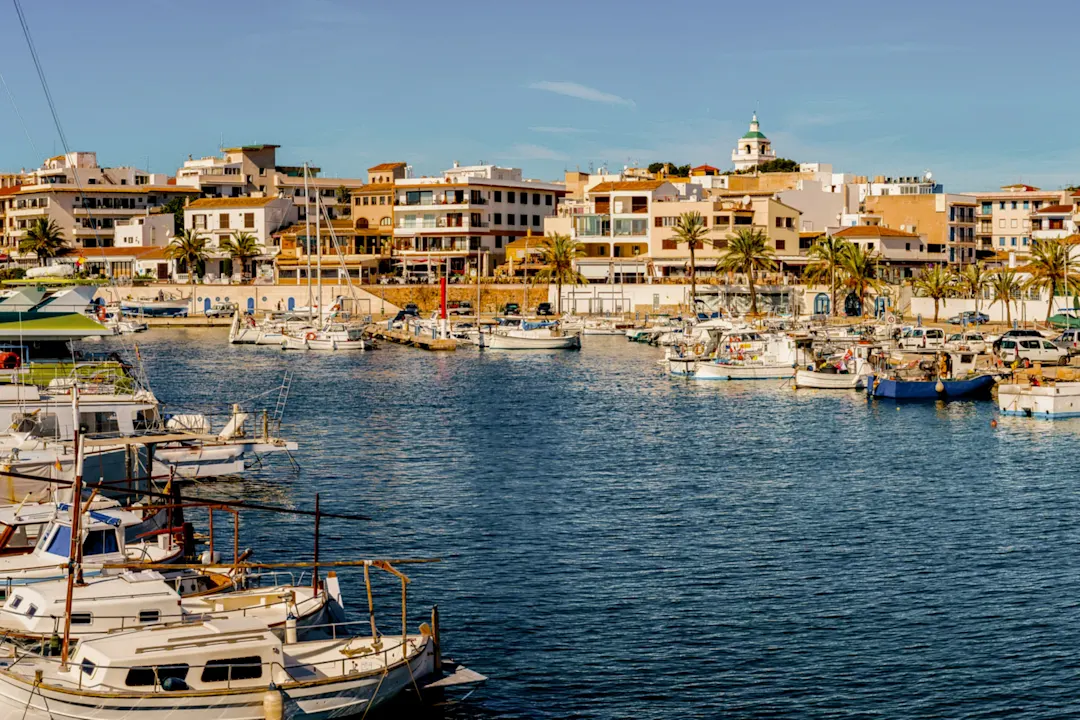 Blick auf den alten Hafen von Cala Ratjada