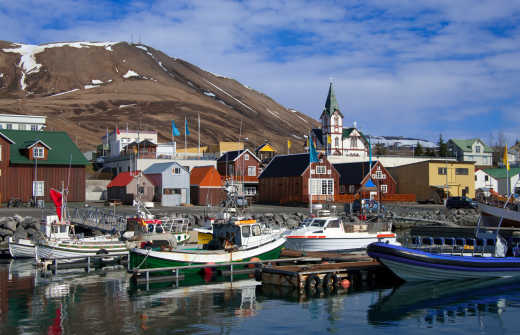 Boote im Hafen von Husavik, Island.

