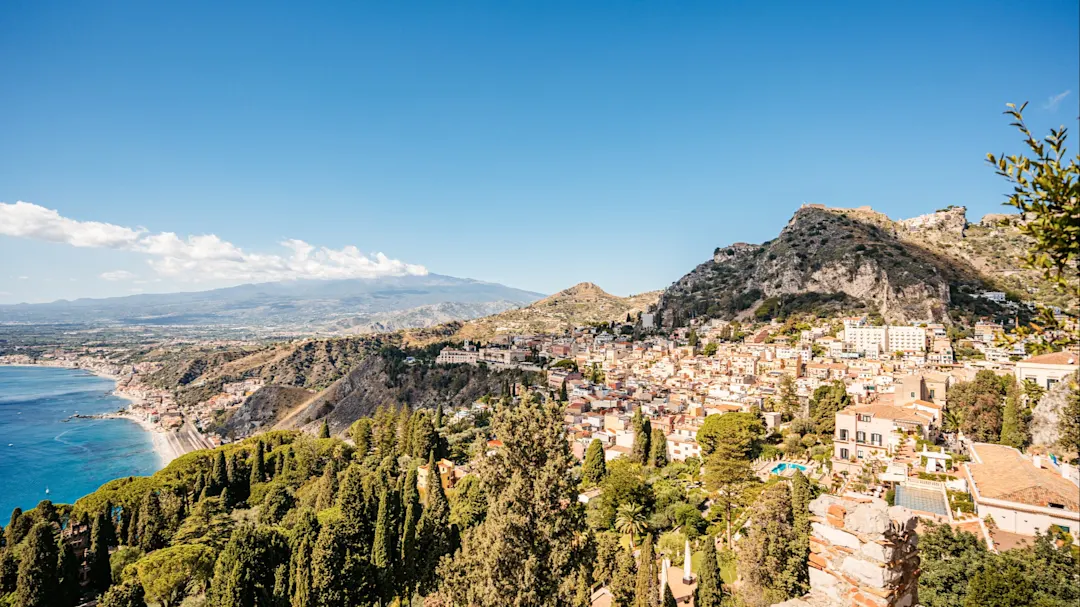 Blick auf Taormina und die Küste, mit dem Ätna im Hintergrund, Taormina, Sizilien, Italien.
